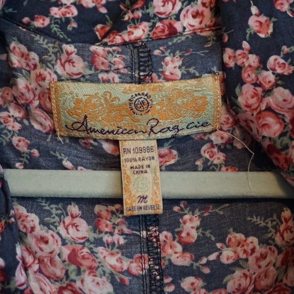 NEW American Rag Navy blue with Pink Flowers Button up Crop Top size M - Picture 15 of 15